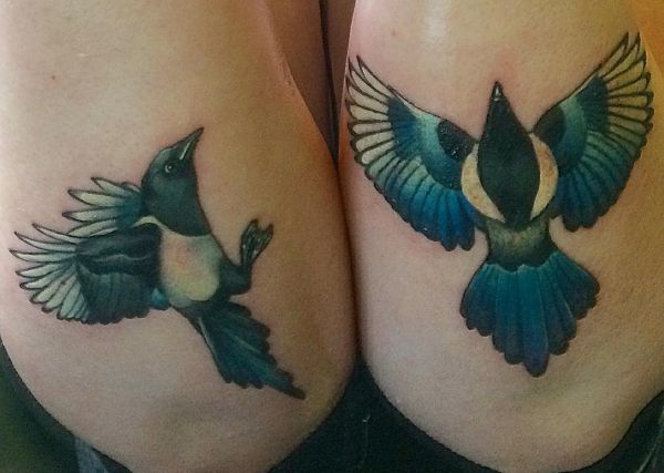 Tatuagem de pássaro pega colorido na parte inferior da perna 