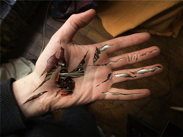 tatuagem biomecânica original em sua mão 