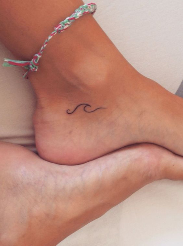 tatuagem de onda a pé 