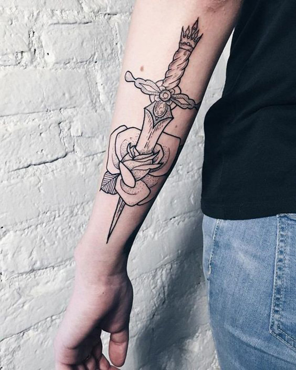 tatuagem de espada e rosa no braço 