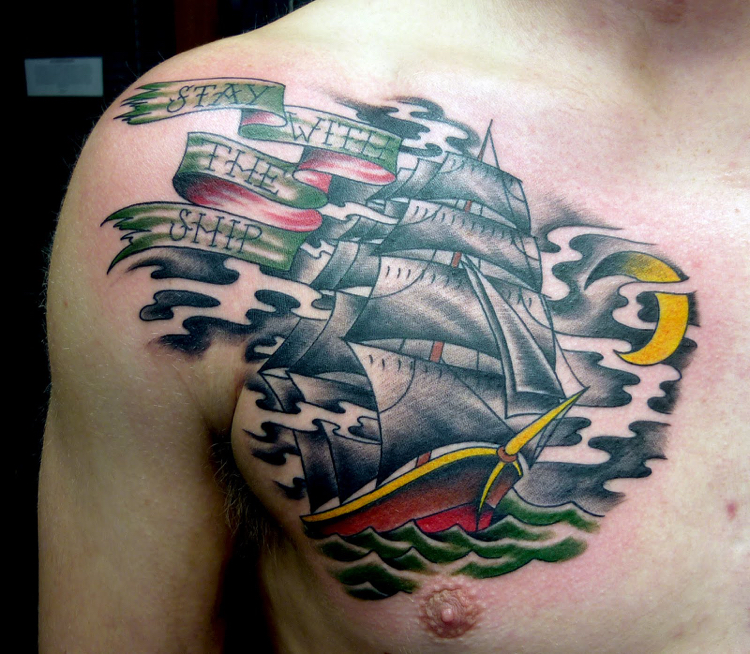 tatuagens de peito navio cores texto 