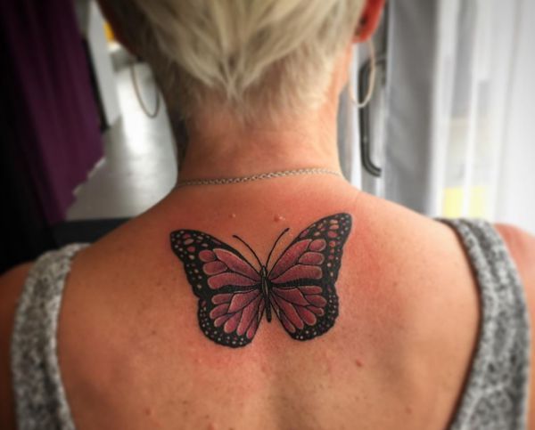 Tatuagem de borboleta na parte de trás para as mulheres 