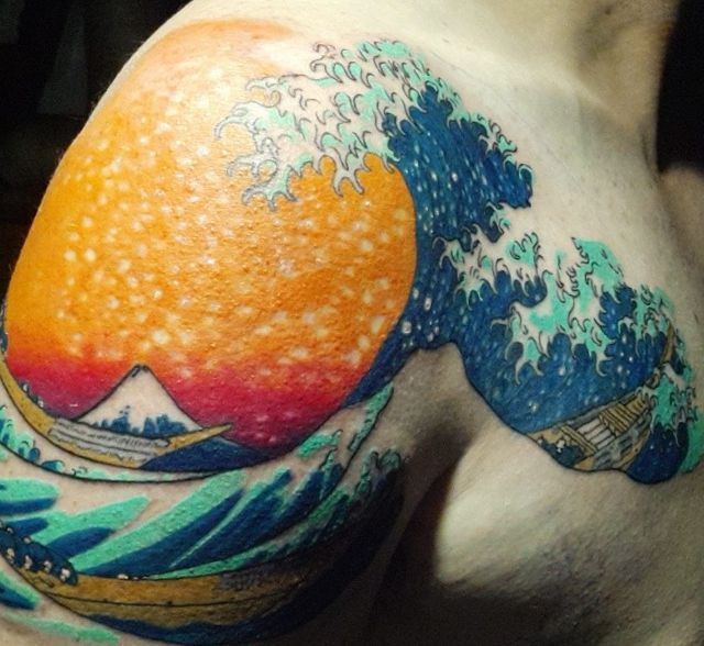 Tatuagem de ondas japonesas com flores no braço 