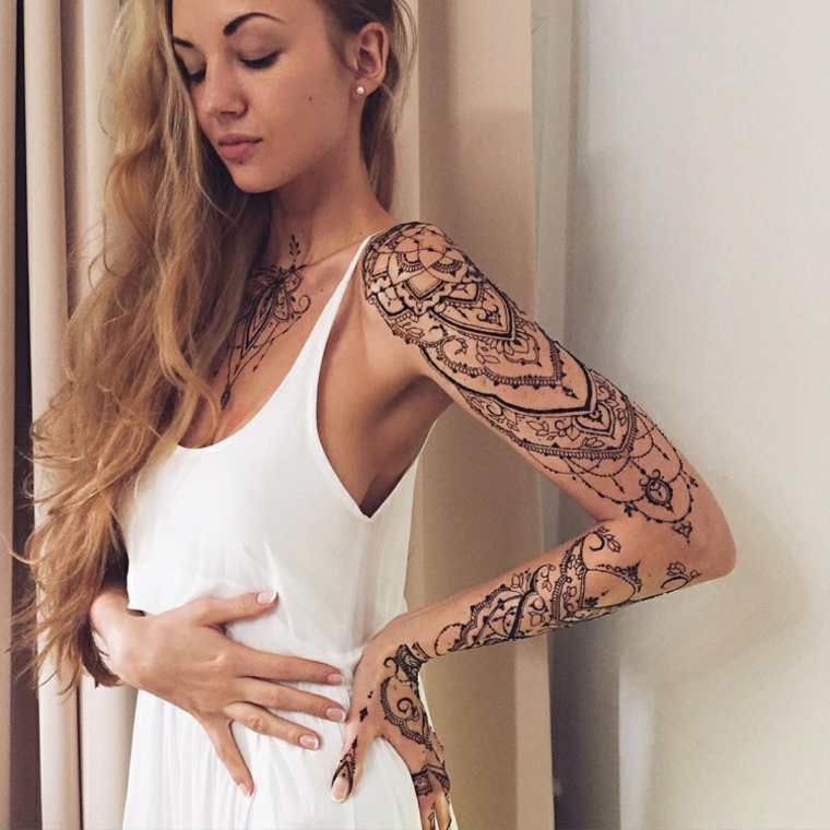 braço de tatuagens de henna 