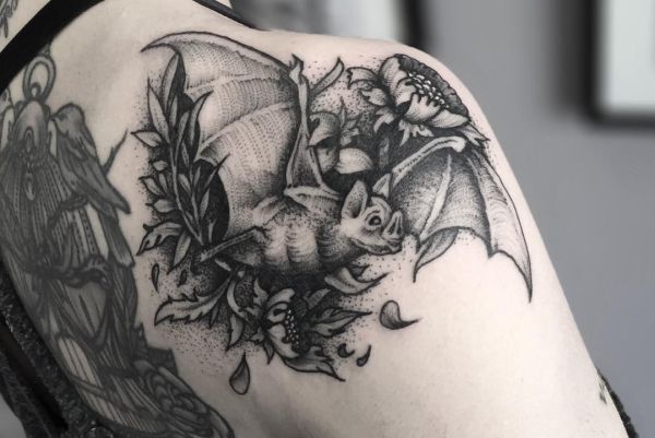 Motivos de tatuagem de morcego na escápula 