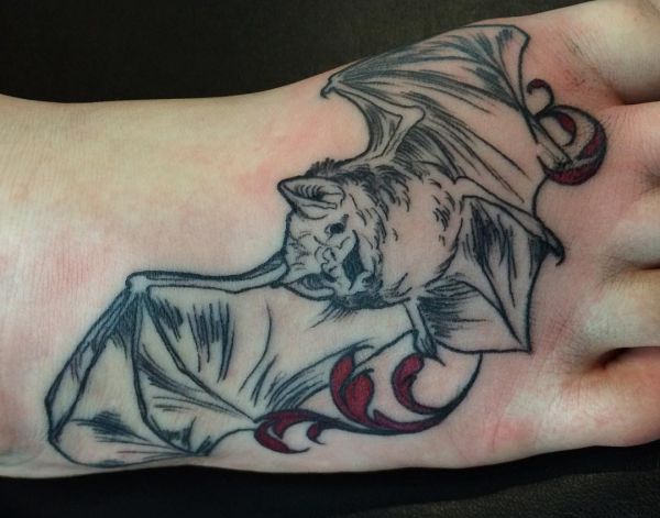 Tatuagem de morcego no pé 