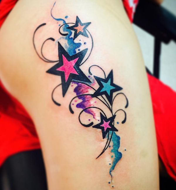 Aquarela estrelas tatuagem desenho no quadril 