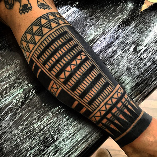 Tatuagem maori na perna 