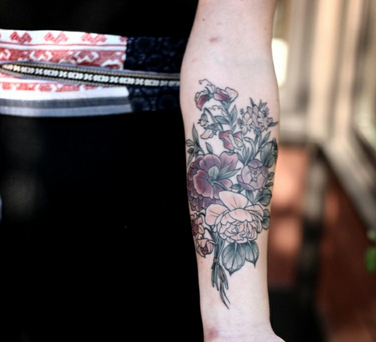 tatuagens com braço de flores 