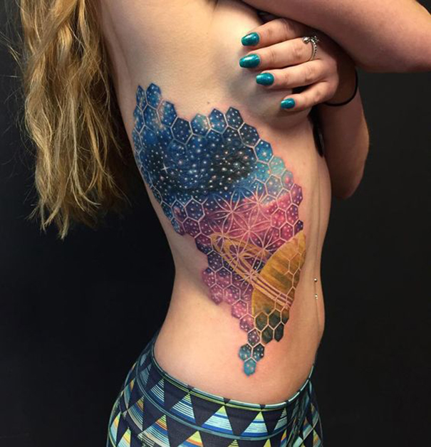 tatuagem de espaço na costela 