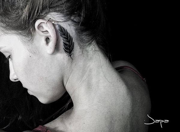 Tatuagem de penas atrás da orelha para mulher 