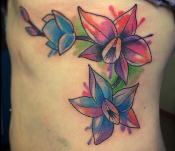 Desenho de tatuagem de orquídea em aquarela sobre o arco de costela 