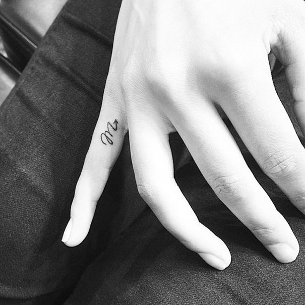 tatuagem de zodíaco de Escorpião no dedo 