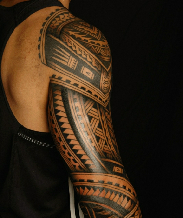 Tatuagens polinésias armam homem 