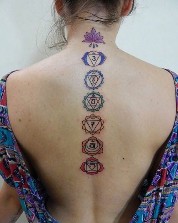tatuagem de chakra nas costas 