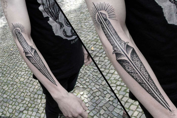 ponta lança antebraço tatuado 