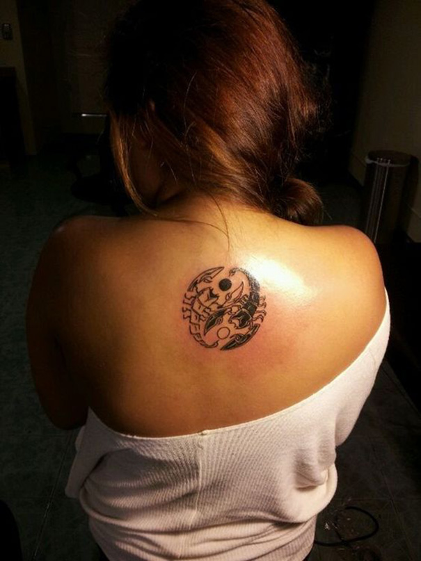 tatuagem de zodíaco de Escorpião nas costas 