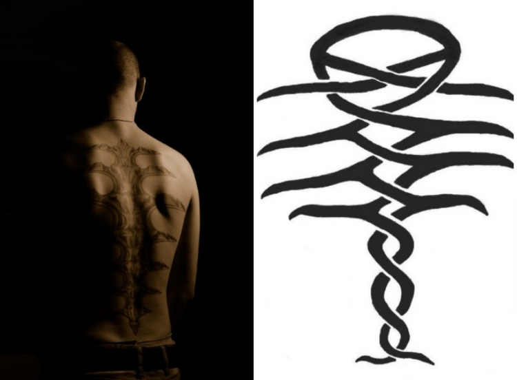 Símbolo egípcio tatuado de volta 
