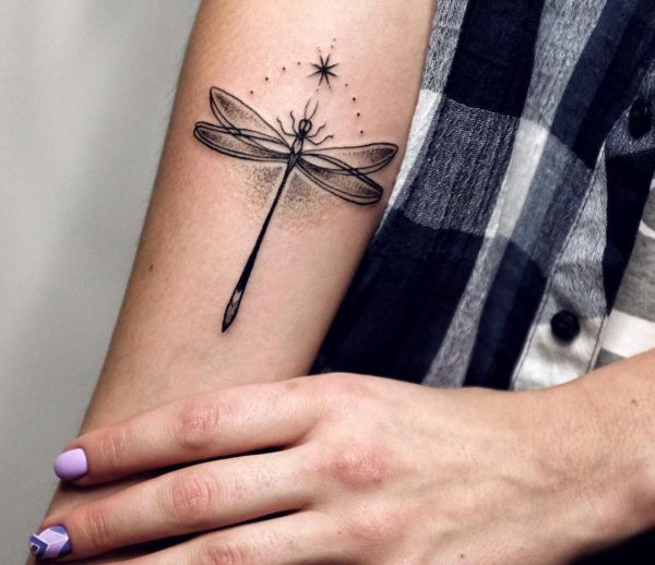 Tatuagem libélula no antebraço Preto e branco 