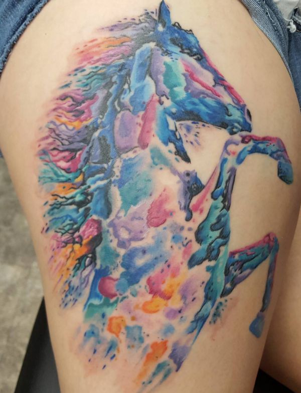 Tatuagem de cavalo em aquarela na coxa 