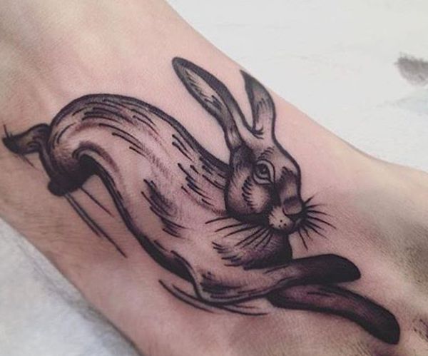 Tatuagem de coelho no pé 