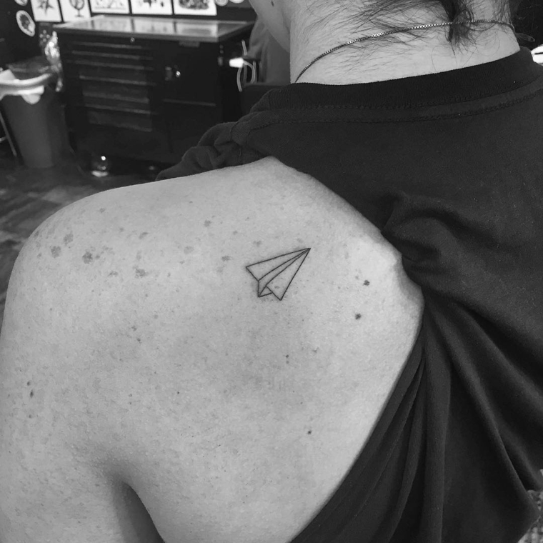 avião-papel-tatuagem-decilcado-estilo-minimalista 