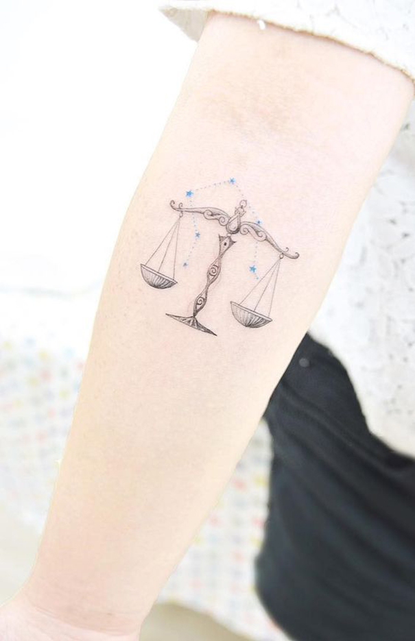 tatuagem do zodíaco de libra no braço 