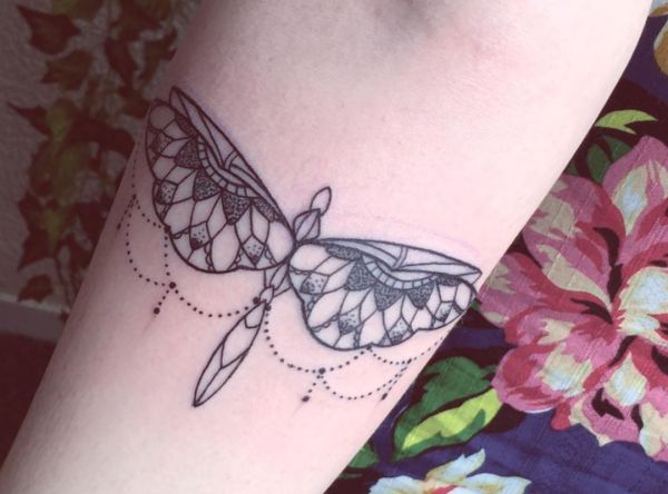 Desenho de libélula no antebraço para mulheres 