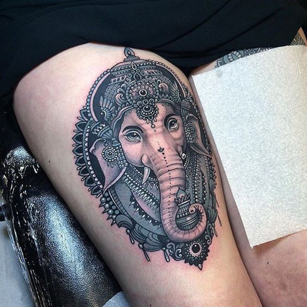 tatuagem de elefante indiano na coxa 