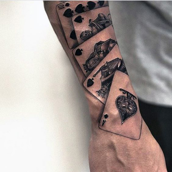 jogando cartas tatuagem no braço 