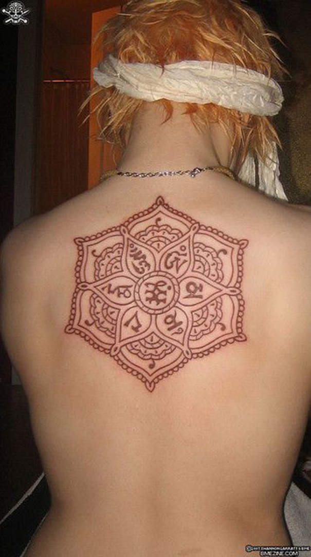 tatuagem tibetana nas costas 