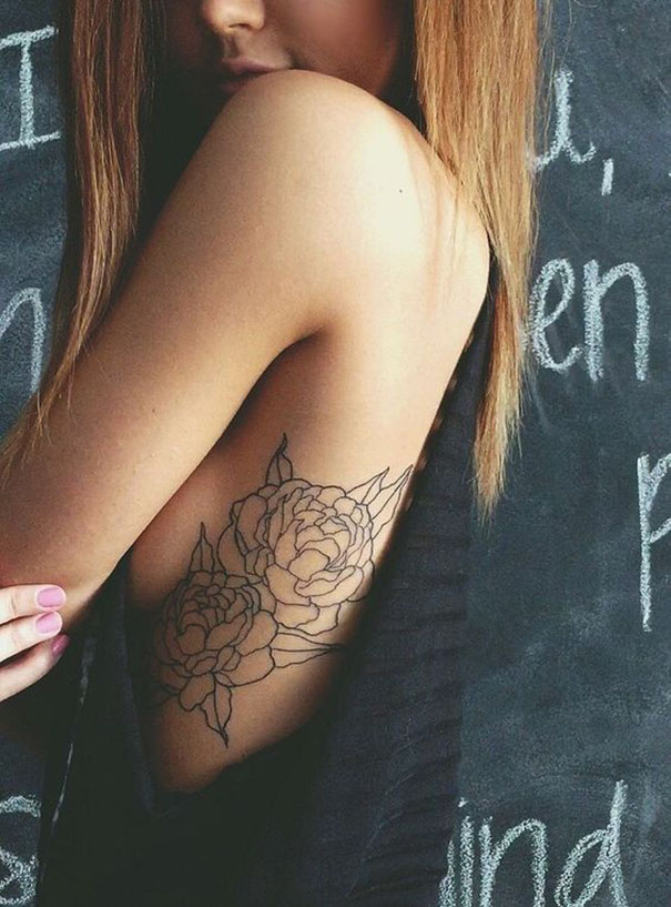 tatuagem de mulheres na costela
