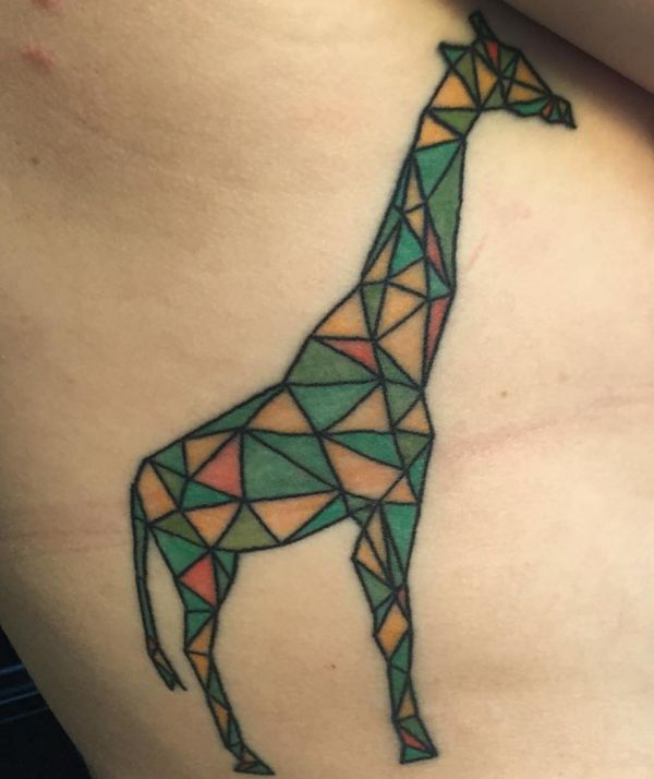 Desenho de girafa colorido geométrico no arco com nervuras 