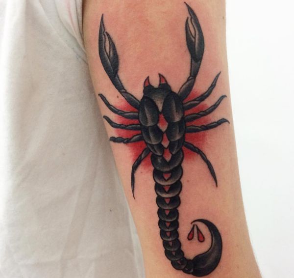 Tatuagem de escorpião no braço 