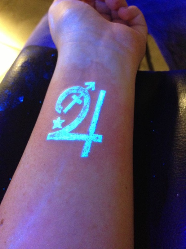 tatuagem de luz negra (67) 