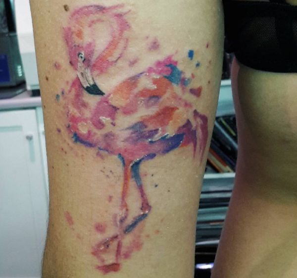 Tatuagem de aquarela flamingo na coxa 