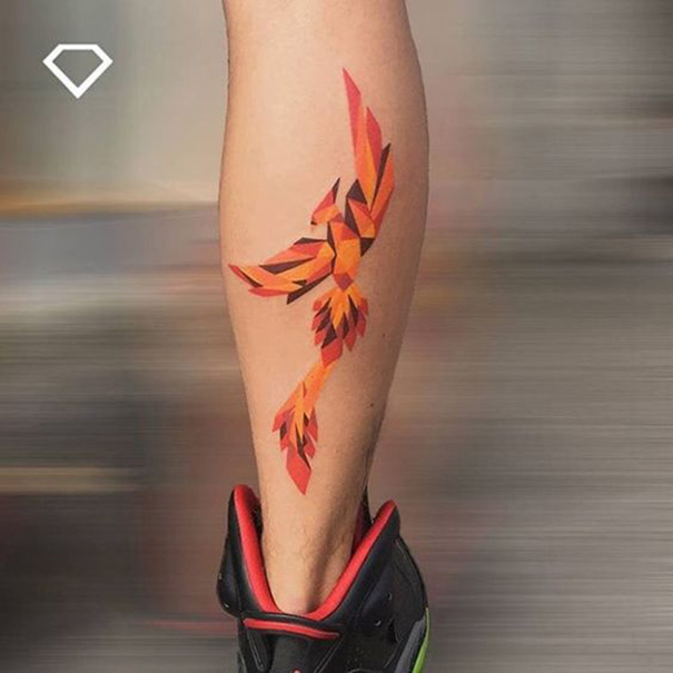 tatuagem de fênix a pé 