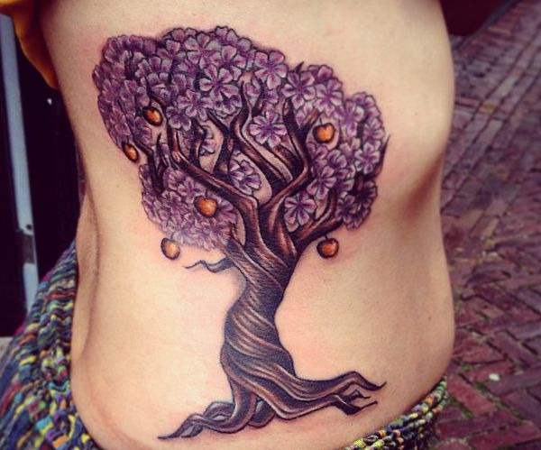 Árvores de maçã tatuagem desenho nas costelas 