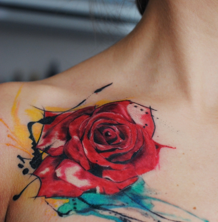 tatuagens-de-flores-mão-opções-rosa-vermelho 
