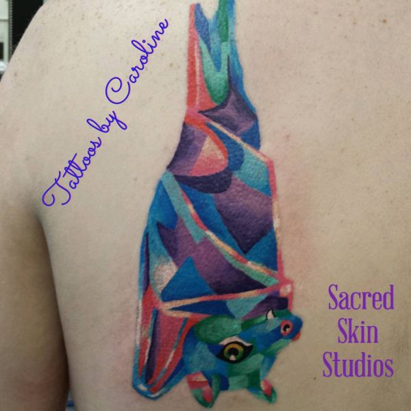 Tatuagem de morcego cartoon colorido no peito 
