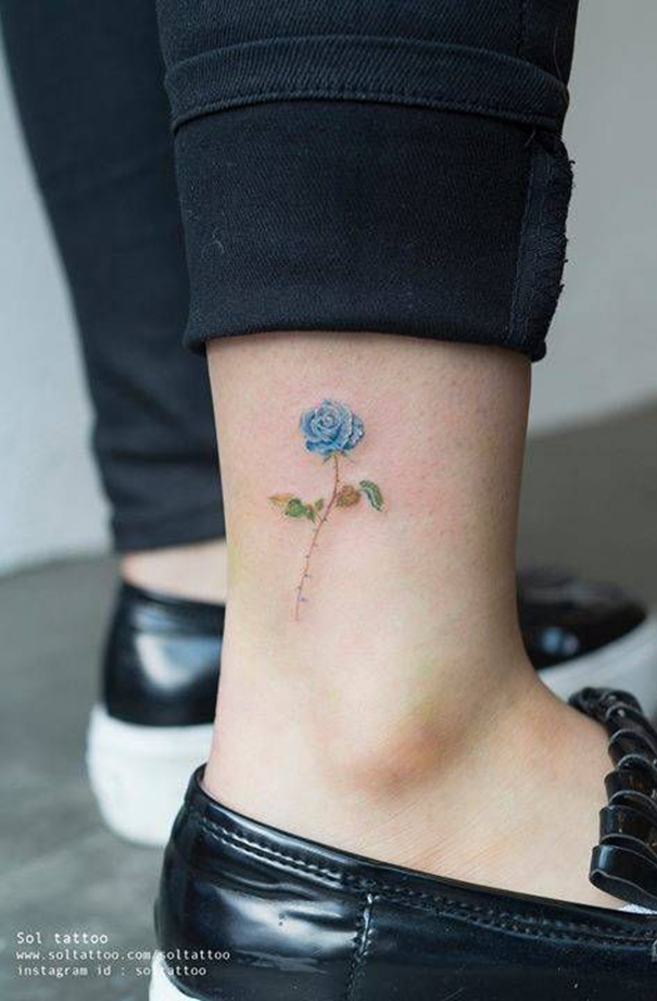 tatuagem de rosa azul a pé 