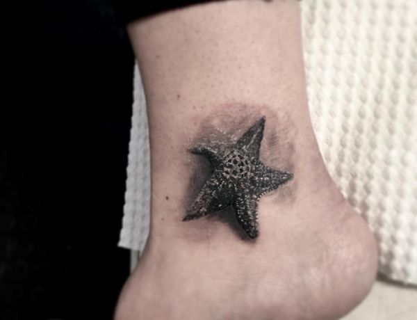 Estrela do mar preta no tornozelo 