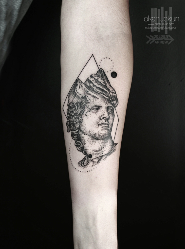tatuagem de inspiração grega clássica 