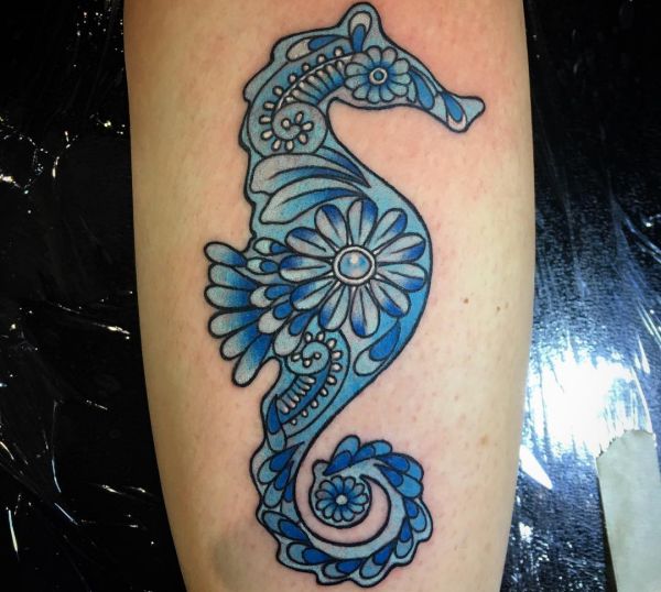 Cavalos-marinhos azuis com flor na perna 