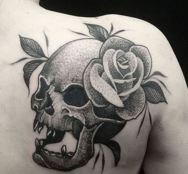 Crânio e Rose Tattoo na escápula 