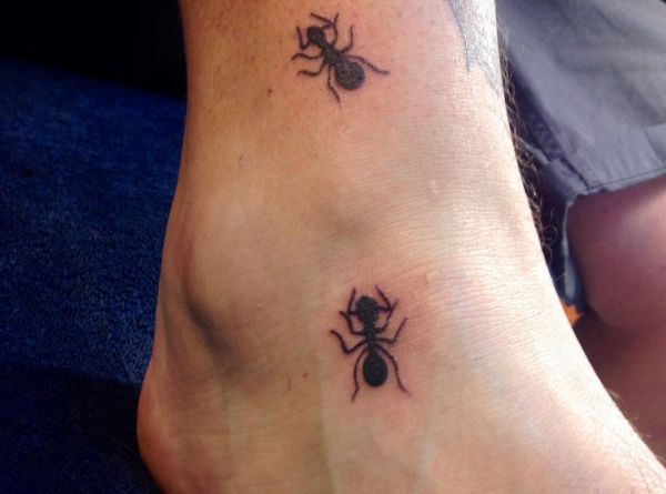 Tatuagem de formigas no pé e na perna 