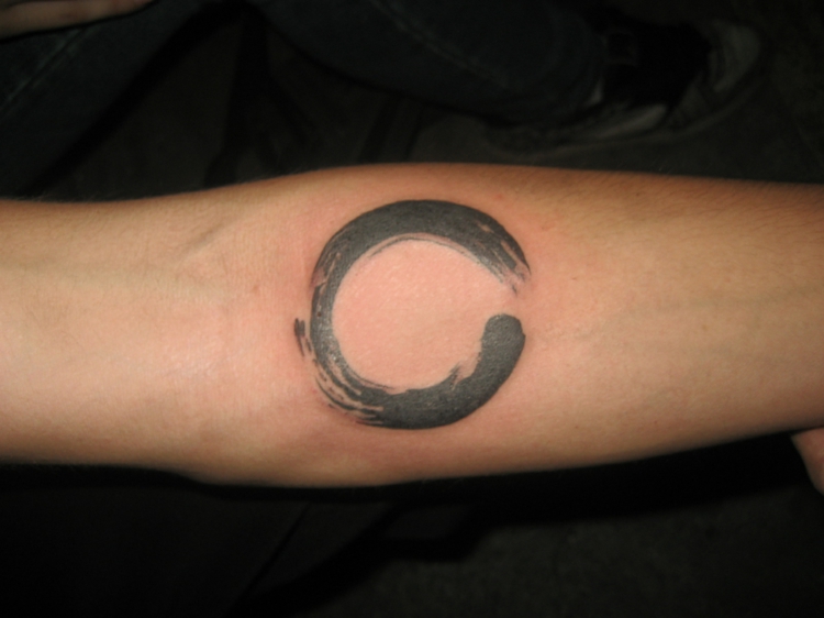 braço tatuado zen circle 