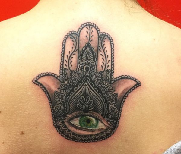 Hamsa mão com desenho de tatuagem de olho verde nas costas 