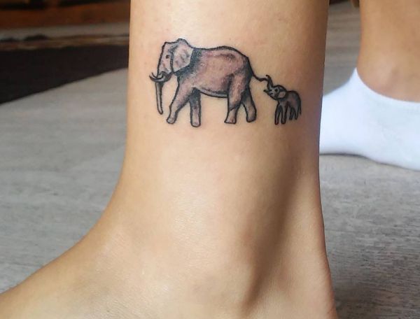 Desenho de tatuagem de família de elefante na parte inferior da perna 