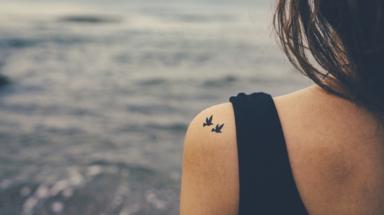 tatuagem-mulher-aves-ombro-desenhos-moderno 